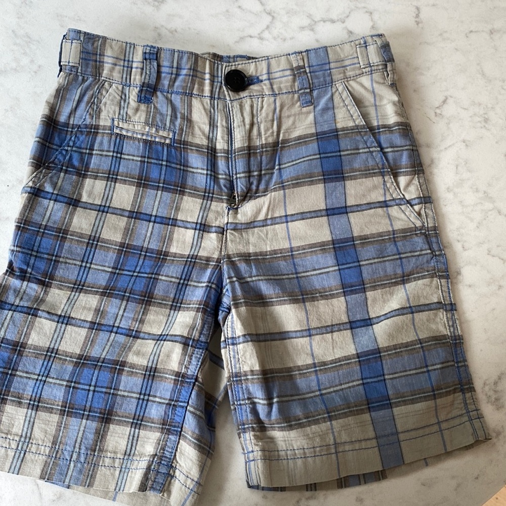 Burberry boys shorts. 85% cotton, 15% linen. Size 6y